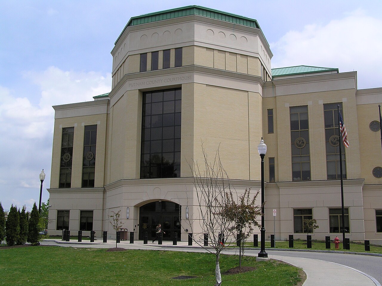Putnam County Courthouse, Carmel, New York. Photo: Anthony22, Wikimedia Commons (CC BY-SA 3.0).